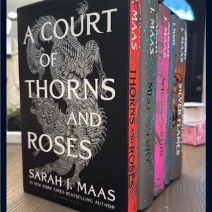A Court of Thorns and Roses Book Set